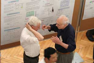 Poster sessions stimulate lively a discussions. (Ennio Arimondo and Tom Bergeman) 